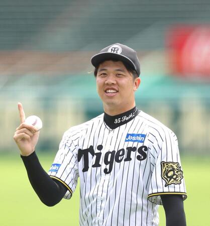 　入念にキャッチボールする才木（撮影・北村雅宏）