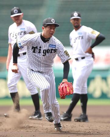 　守備練習でマウンドを駆け降りる才木（撮影・北村雅宏）