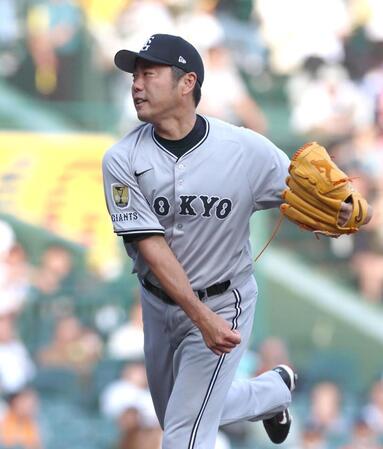 　ファーストピッチセレモニーで能見篤史氏とスピードガン対決する上原浩治氏（撮影・北村雅宏）