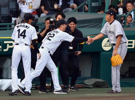 　藤川監督（中央）はスピードガン対決を終えた能見篤史氏と上原浩治氏と握手をする（撮影・山口登）