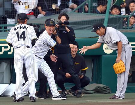 　藤川監督（中央）はスピードガン対決を終えた能見篤史氏と上原浩治氏と握手をする（撮影・山口登）