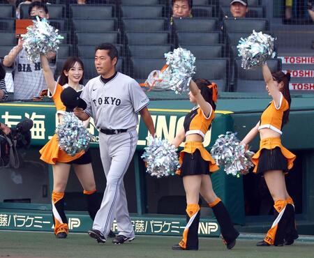 　スピードガン対決でマウンドに向かう上原浩治氏（撮影・山口登）