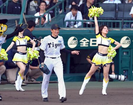 　スピードガン対決でマウンドに向かう能見篤史氏（撮影・山口登）