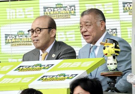 　解説席に座る岡田彰布オーナー付顧問と掛布雅之ＯＢ会長（撮影・田中太一）