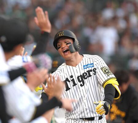 　１回、先制となる２ランを放った森下はナインとタッチを交わす（撮影・北村雅宏）