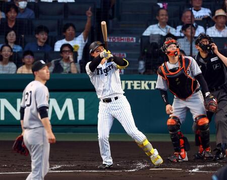 　１回、左越えに先制２ランを放つ森下（撮影・山口登）