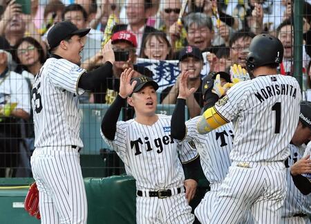 　１回、２ランを放った森下を迎える才木（撮影・田中太一）