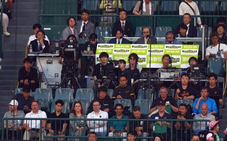 　ＭＢＳで解説する岡田彰布オーナー付顧問と掛布雅之氏（撮影・山口登）