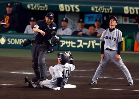 　４回、中山は右中間に安打を放ち三塁を狙うもアウトになる（撮影・山口登）