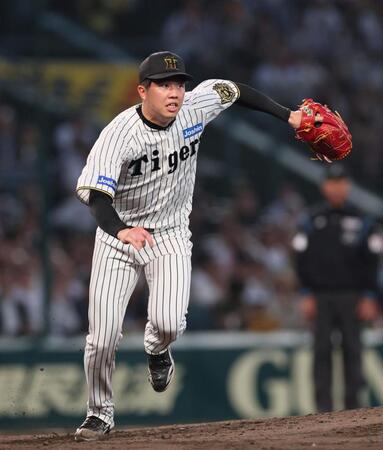 　４回、キャベッジの放った一ゴロのベースカバーに走る才木（撮影・北村雅宏）