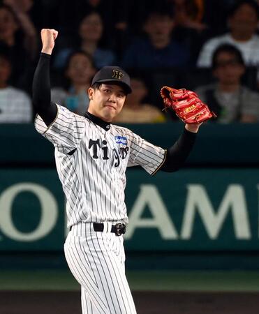 　完封勝利を飾りガッツポーズを決める才木（撮影・山口登）