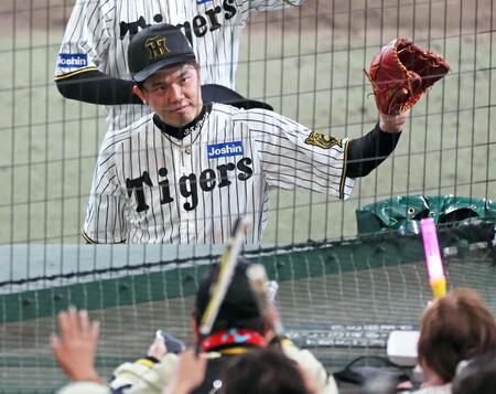 　今季初の完封勝利を飾り、ファンの歓声に応えベンチへ引き揚げる才木（撮影・立川洋一郎）