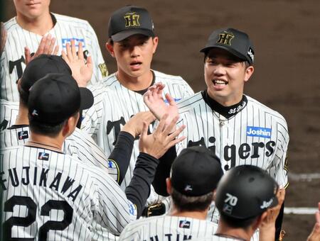 　今季初完封勝利を挙げ、出迎える藤川監督（２２）とタッチを交わす才木（撮影・立川洋一郎）