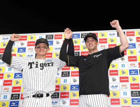 　お立ち台でポーズを決める森下と才木（右）＝撮影・北村雅宏