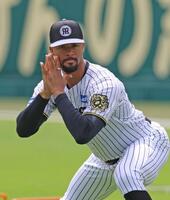 　体をほぐすデュプランティエ（撮影・北村雅宏）