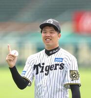 　入念にキャッチボールする才木（撮影・北村雅宏）