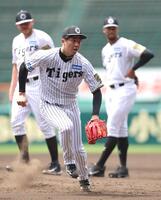　守備練習でマウンドを駆け降りる才木（撮影・北村雅宏）