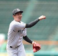 　ハツラツと守備練習に励む才木（撮影・北村雅宏）