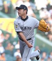 　ファーストピッチセレモニーで能見篤史氏とスピードガン対決する上原浩治氏（撮影・北村雅宏）