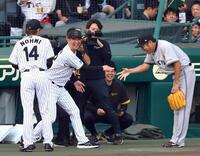 　藤川監督（中央）はスピードガン対決を終えた能見篤史氏と上原浩治氏と握手をする（撮影・山口登）