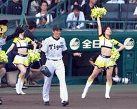 　スピードガン対決でマウンドに向かう能見篤史氏（撮影・山口登）