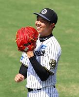 　キャッチボールする才木（撮影・山口登）