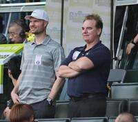 　阪神－巨人戦を見守るメジャースカウト＝甲子園（撮影・田中太一）