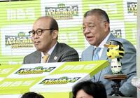 　解説席に座る岡田彰布オーナー付顧問と掛布雅之ＯＢ会長（撮影・田中太一）