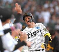 　１回、先制となる２ランを放った森下はナインとタッチを交わす（撮影・北村雅宏）