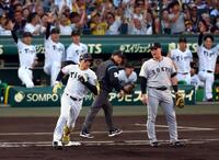 　１回、左越えに先制２ランを放ちベースを回る森下（撮影・山口登）