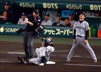 　４回、中山は右中間に安打を放ち三塁を狙うもアウトになる（撮影・山口登）