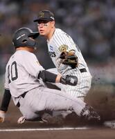 　４回、二塁打を放った中山が三塁を狙うがタッチアウト。三塁手佐藤輝