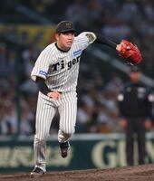 　４回、キャベッジの放った一ゴロのベースカバーに走る才木（撮影・北村雅宏）