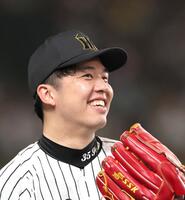 　７回攻撃中、ベンチ前で笑顔を見せる才木（撮影・北村雅宏）