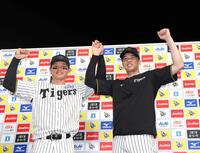 　お立ち台でポーズを決める森下と才木（右）＝撮影・北村雅宏