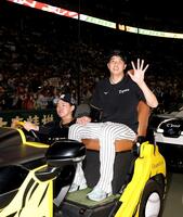 　完封で４勝目を挙げ、手を振る才木（撮影・北村雅宏）