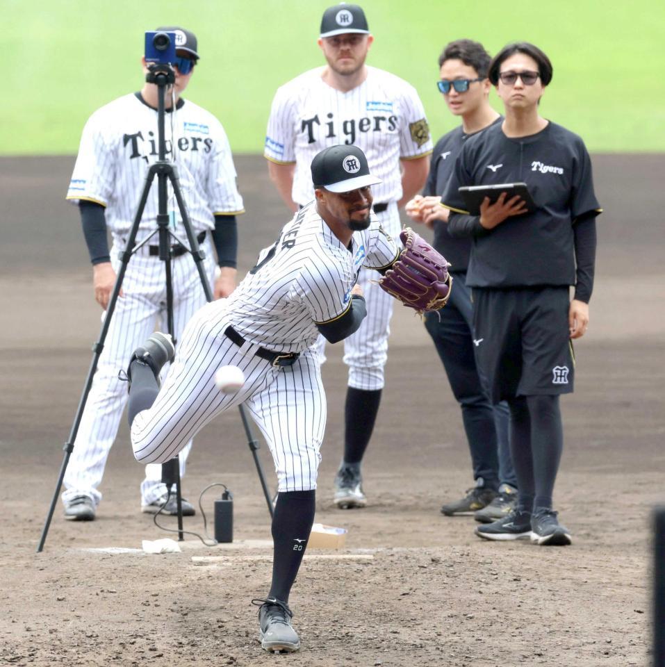 　マウンドでビーズリーと投球練習するデュプランティエ（手前）＝撮影・北村雅宏