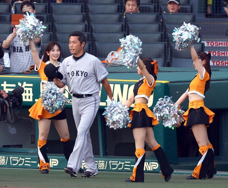 　スピードガン対決でマウンドに向かう上原浩治氏（撮影・山口登）