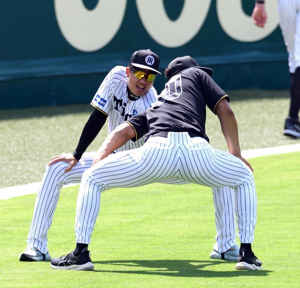 　デュプランティエ（右）とアップする才木（撮影・山口登）