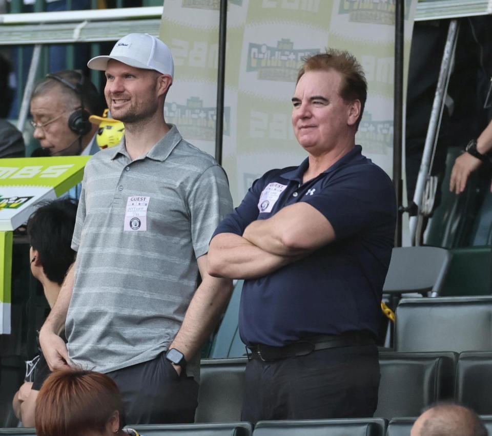 　阪神－巨人戦を見守るメジャースカウト＝甲子園（撮影・田中太一）