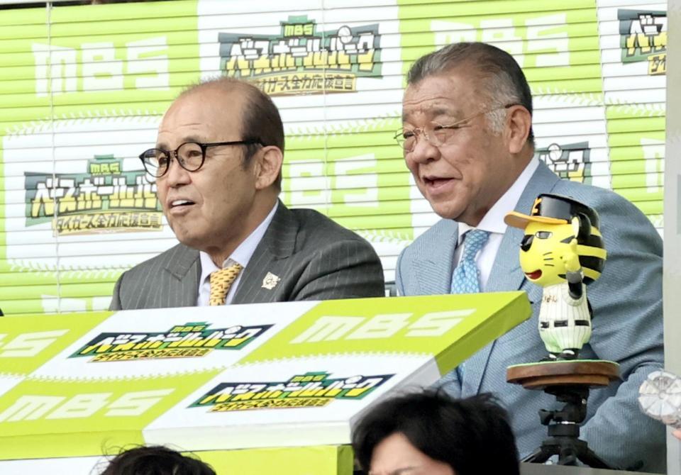 　解説席に座る岡田彰布オーナー付顧問と掛布雅之ＯＢ会長（撮影・田中太一）