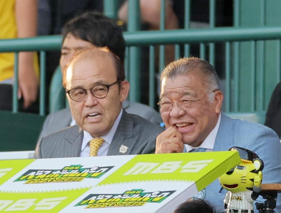 　放送席で話す阪神の岡田彰布オーナー付顧問（左）と掛布雅之氏＝甲子園