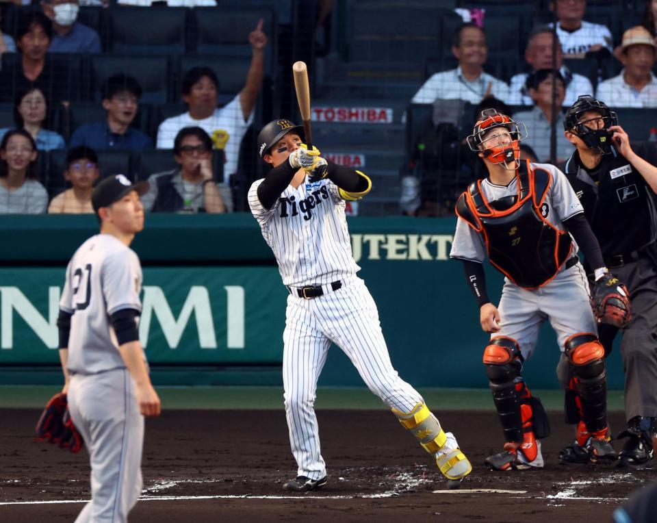 　１回、左越えに先制２ランを放つ森下（撮影・山口登）