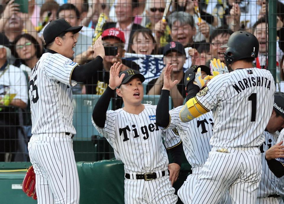 　１回、２ランを放った森下を迎える才木（撮影・田中太一）