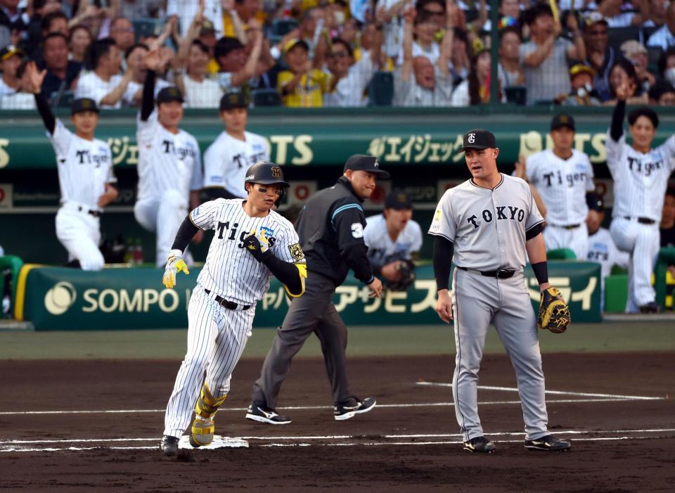 　１回、左越えに先制２ランを放ちベースを回る森下（撮影・山口登）