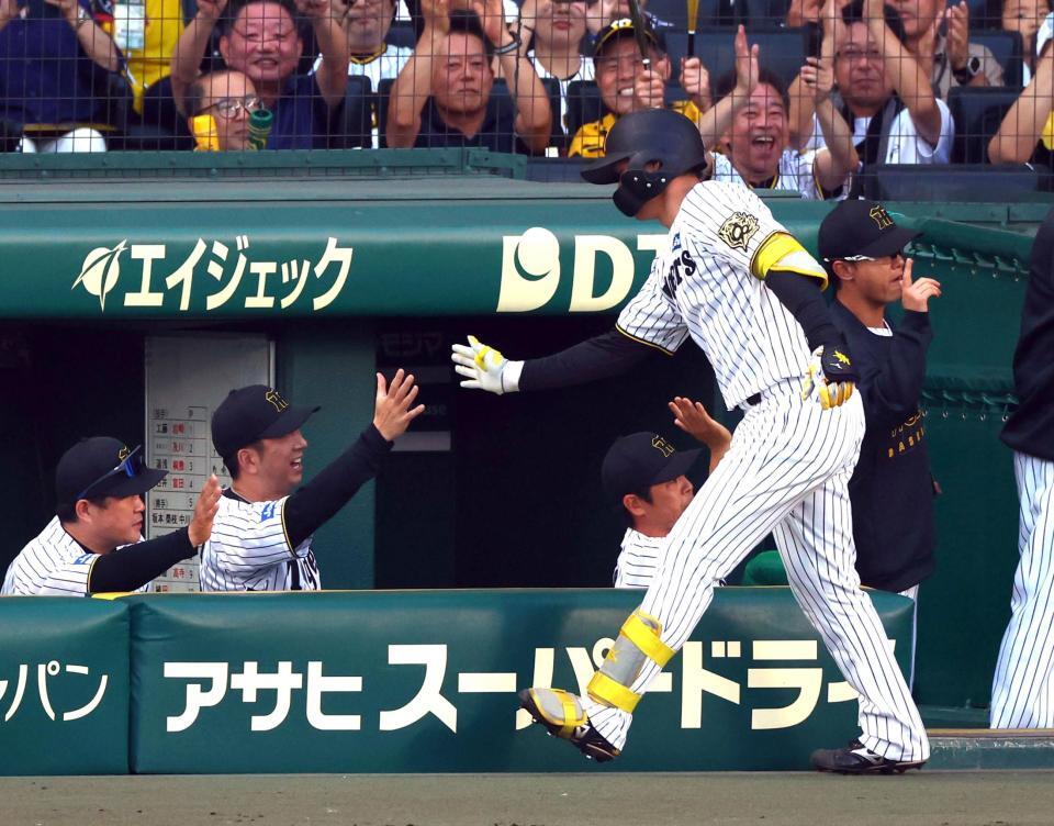 　１回、藤川監督は先制２ランを放った森下を迎える（撮影・山口登）