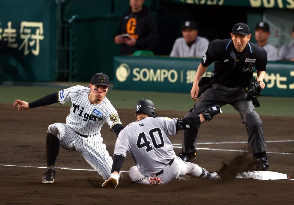 　４回、中山は右中間に安打を放ち三塁を狙うもアウトになる（野手・佐藤輝）＝撮影・山口登