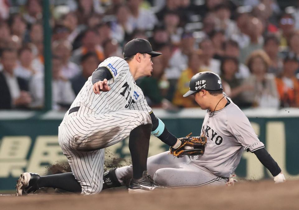 　４回、中継の中野の送球を受けて中山をタッチアウトにする佐藤輝（左）＝撮影・北村雅宏