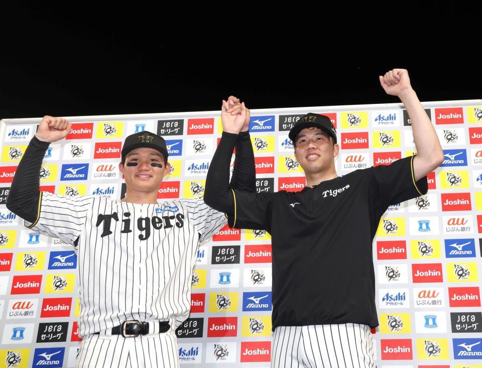 　お立ち台でポーズを決める森下と才木（右）＝撮影・北村雅宏