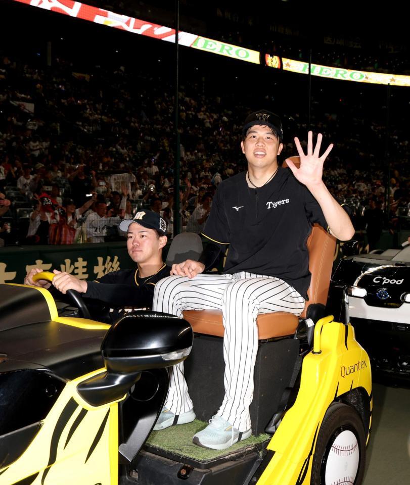 　完封で４勝目を挙げ、手を振る才木（撮影・北村雅宏）